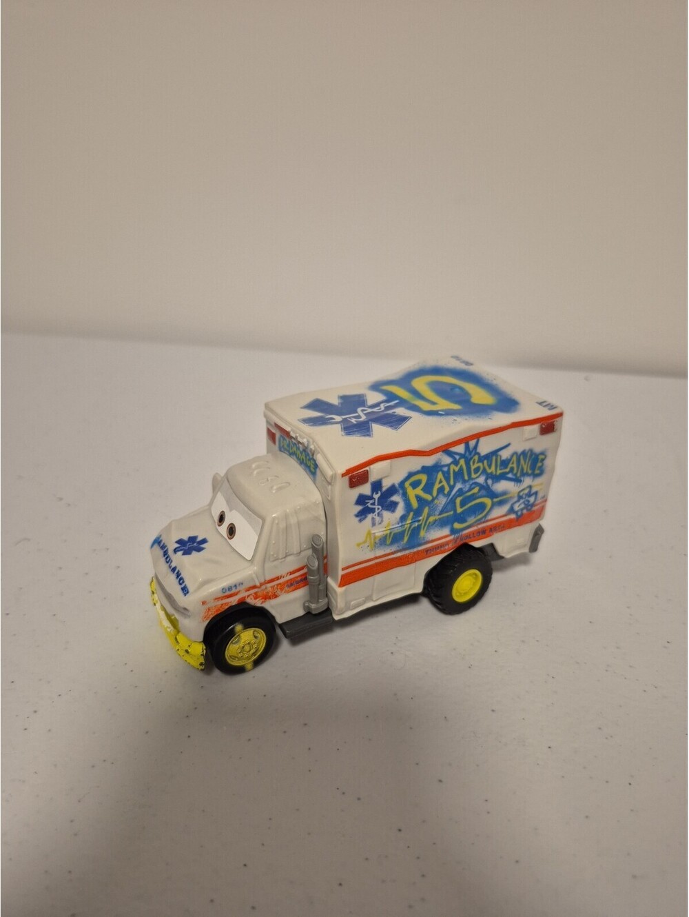 Disney Pixar Cars 3 Dr Damage Rambulance Chomp & Chase Action 2016 DYW04 Toy